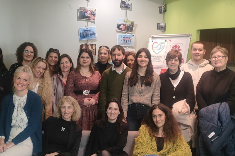 Grupa młodych ludzi uczestniczący uczestniczących w Wolontariacie