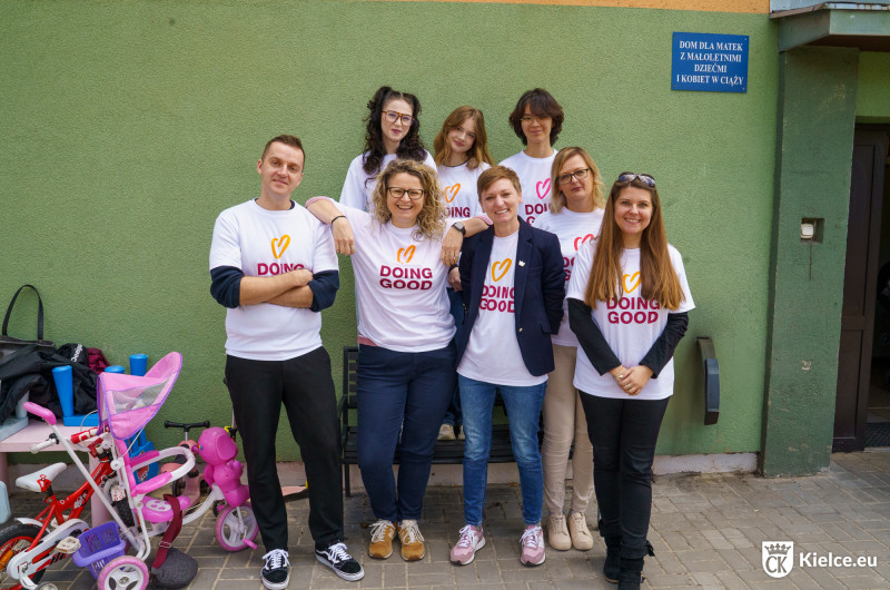 Grupa młodych ludzi uczestniczący zachęcających do wolontariatu